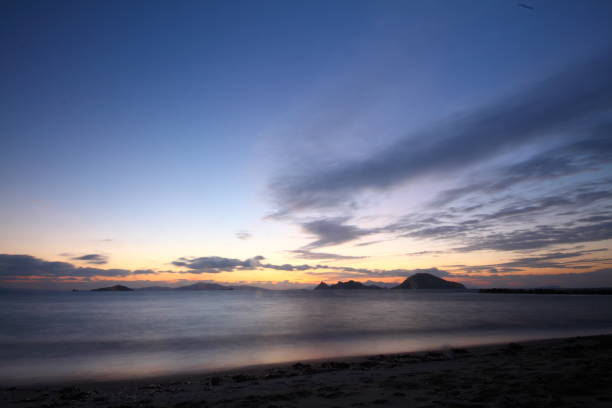 una piccola città di mare turgutreis - sillhoutte foto e immagini stock