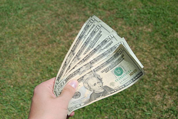 dinheiro na mão - twenty dollar bill human hand paper currency number 20 - fotografias e filmes do acervo