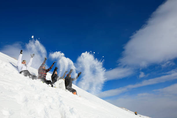 любительская группа зимних видов спорта лыжников. лучшие друзья мужчины и женщины, снежные лыжники, играющие в снежки, сражаются на солнечн - transportation mountain winter couple стоковые фото и изображения