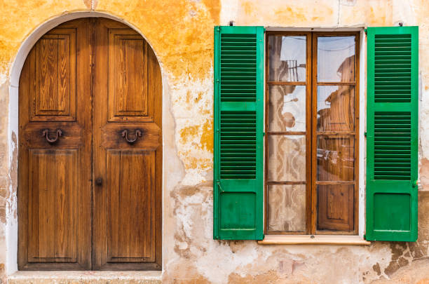 オープン窓シャッターと地中海の家の木製のドア - door open house facade ストックフォトと画像