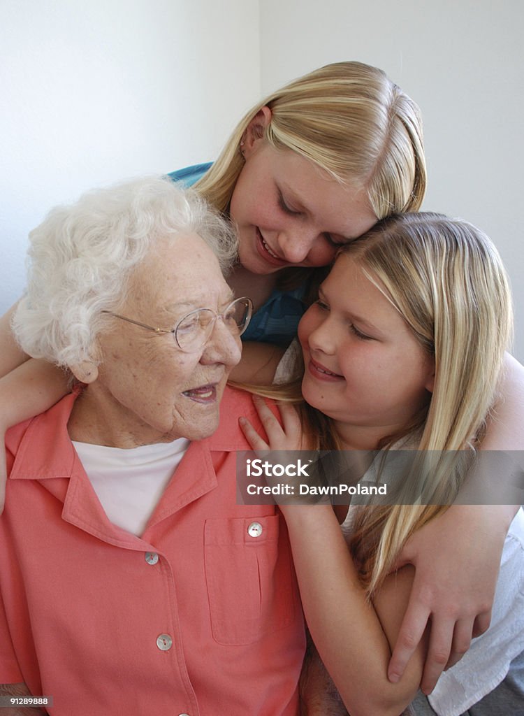 Speciale grande nonna abbraccia - Foto stock royalty-free di Adulto