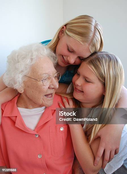 Speciale Grande Nonna Abbraccia - Fotografie stock e altre immagini di Adulto - Adulto, Adulto in età matura, Affettuoso