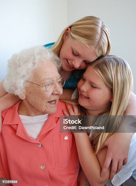 특별형 굉장해요 Grandma 포옹 3 명에 대한 스톡 사진 및 기타 이미지 - 3 명, 가족, 금발 머리