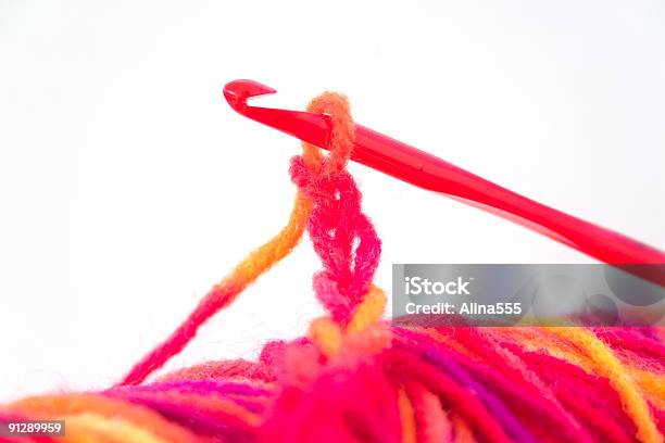 Cadena De Crochet Foto de stock y más banco de imágenes de Aguja de hacer ganchillo - Aguja de hacer ganchillo, Amarillo - Color, Artesanía
