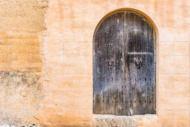 istock Ancient wooden door 912904192