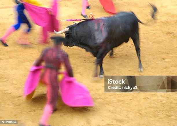 Besiegt Bull Stockfoto und mehr Bilder von Angreifen - Angreifen, Bulle - Männliches Tier, Bedrohung