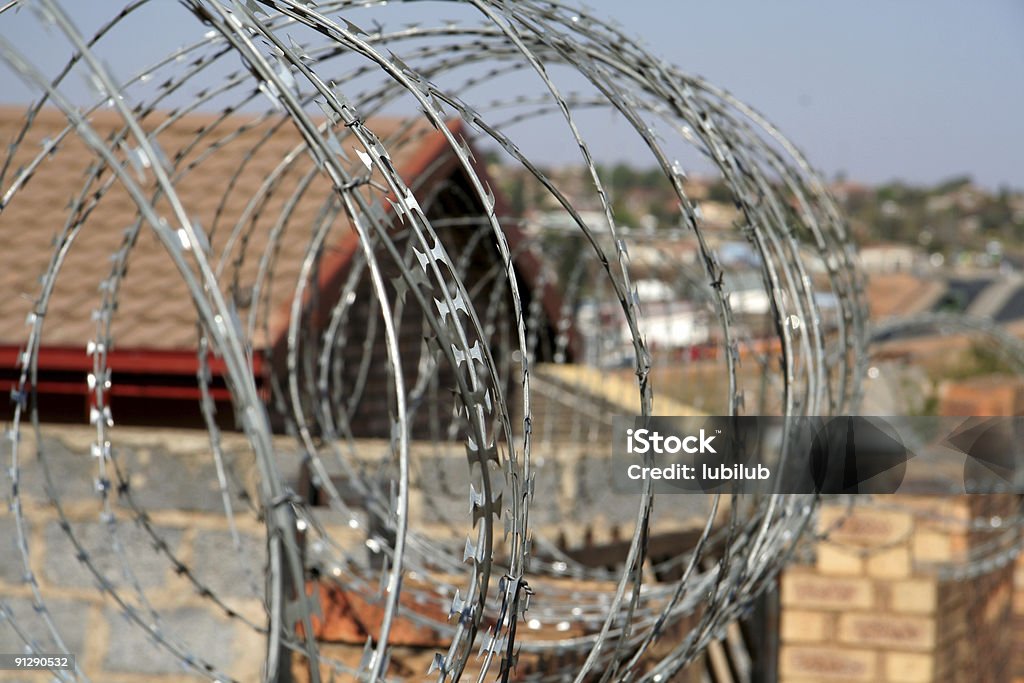 Bandstacheldraht um house in township Soweto, Südafrika - Lizenzfrei Abgeschiedenheit Stock-Foto