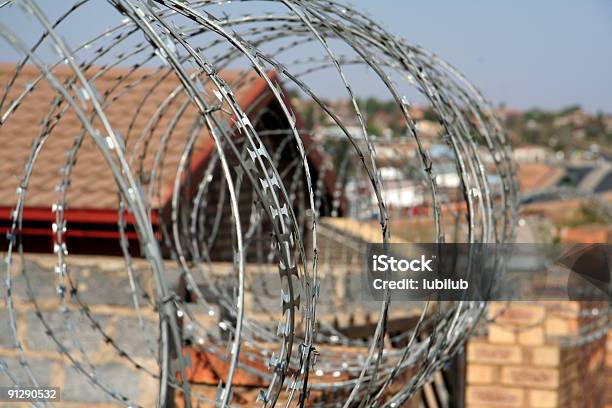 Bandstacheldraht Um House In Township Soweto Südafrika Stockfoto und mehr Bilder von Abgeschiedenheit
