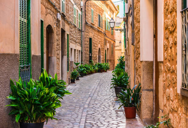 pueblo de fornalutx calle hermosa en la isla de mallorca, españa - fornalutx majorca spain village fotografías e imágenes de stock