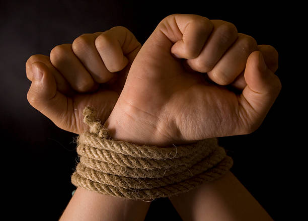 환급보증 손 - tied knot rope adversity emotional stress 뉴스 사진 이미지