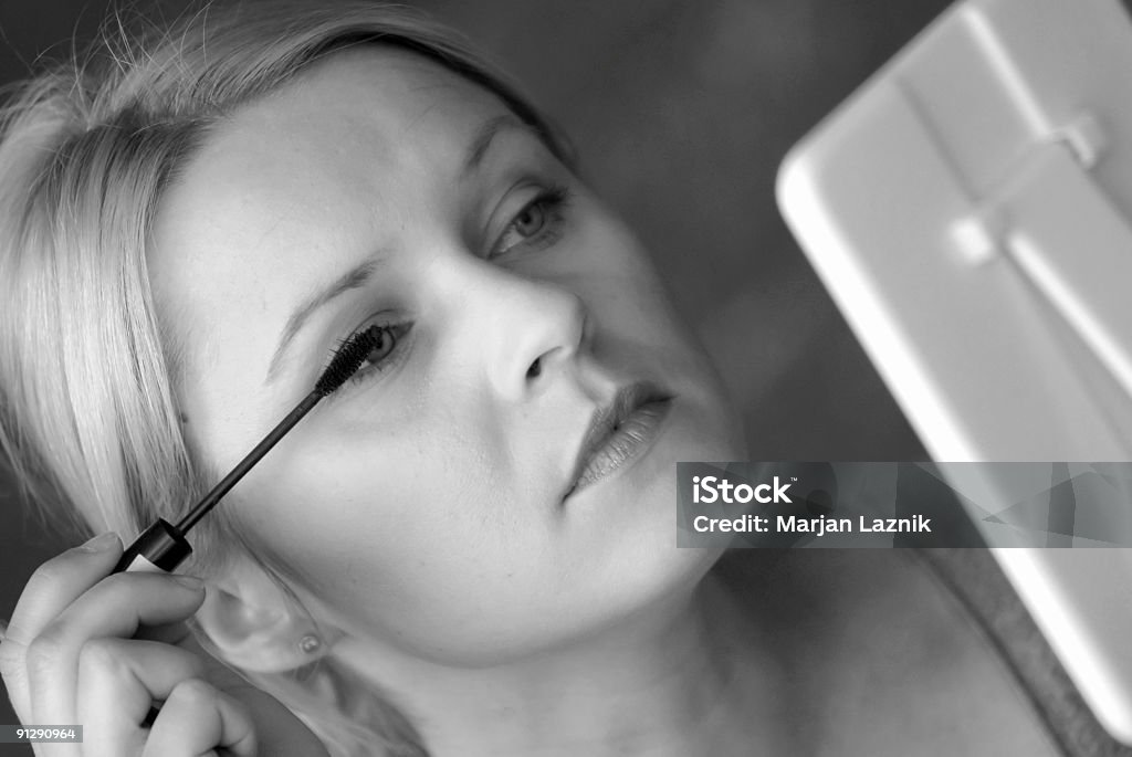 Mujer mira en el espejo, eyelashes rímel - Foto de stock de Accesorio personal libre de derechos