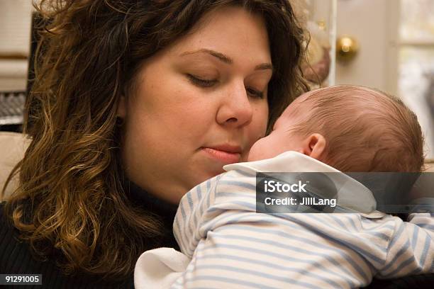 Mãe Segurando Bebê - Fotografias de stock e mais imagens de Adulto - Adulto, Bebé, Beleza