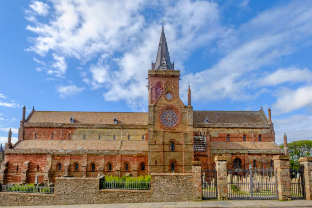 la cattedrale di san magnus, fondata nel 1137, domina lo skyline di kirkwall, la città principale delle isole orcadi, in scozia. - uk cathedral cemetery day foto e immagini stock