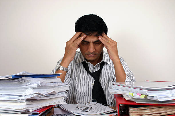 indian un hombre de negocios trabajando en oficina (serie - indian culture manager men asian ethnicity fotografías e imágenes de stock