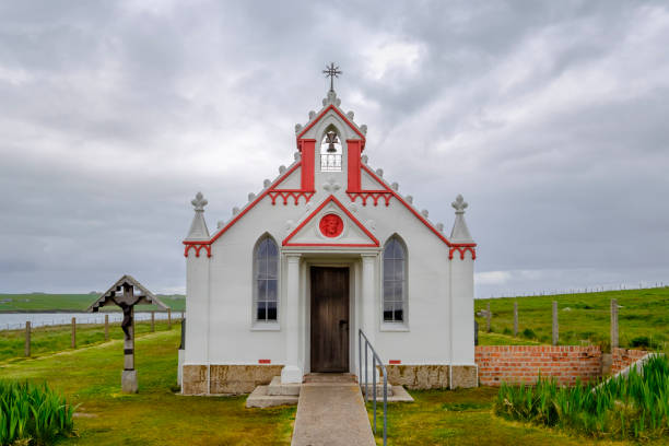 a capela italiano, uma capela católica construída durante a segunda guerra mundial por prisioneiros italianos, localizado no cordeiro holm nas ilhas orkney, escócia. - scotland orkney islands chapel italian culture - fotografias e filmes do acervo