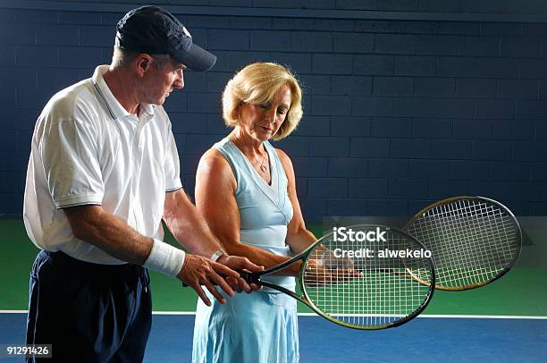 Senior Gimnasio Y Clases De Tenis De Sujeción Foto de stock y más banco de imágenes de Aferrarse - Aferrarse, Raqueta de tenis, Actividades recreativas