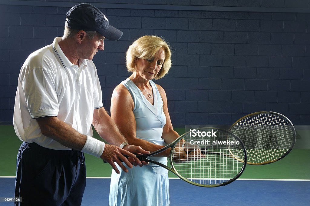 高齢者健康とフィットネスのテニスレッスングリップ - テニスラケットのロイヤリティフリーストックフォト
