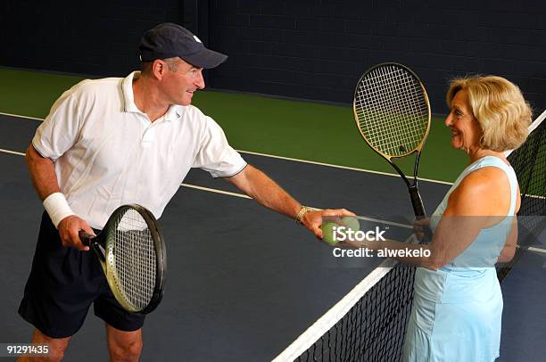 Photo libre de droit de Senior De Remise En Forme Et De Match De Tennis banque d'images et plus d'images libres de droit de Tennis - Tennis, Troisième âge, Activité de loisirs