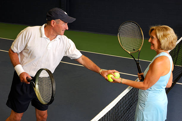 sênior de saúde e ginástica, partida de tênis - tennis baseline fun sports and fitness - fotografias e filmes do acervo