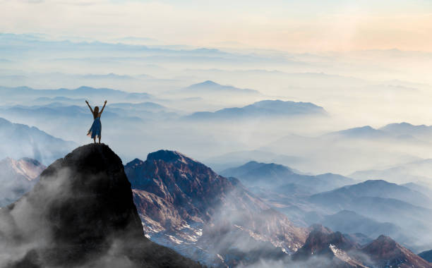 liberdade - women joy arms outstretched isolated - fotografias e filmes do acervo