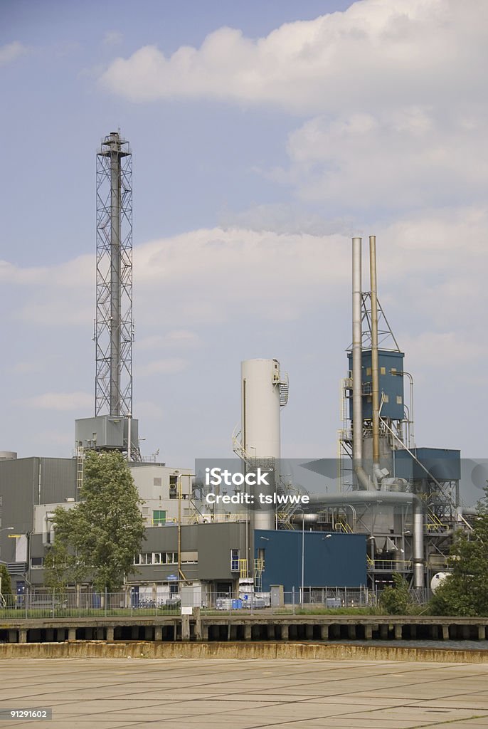 Inquinamento da una fabbrica chimica - Foto stock royalty-free di Cambiamenti climatici