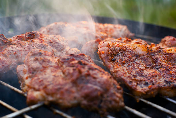 carne assada no grill. - charbroil - fotografias e filmes do acervo