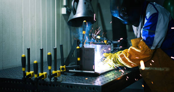 istock Worker cutting metalsheet by acetylene torch with bright sparks 912917962