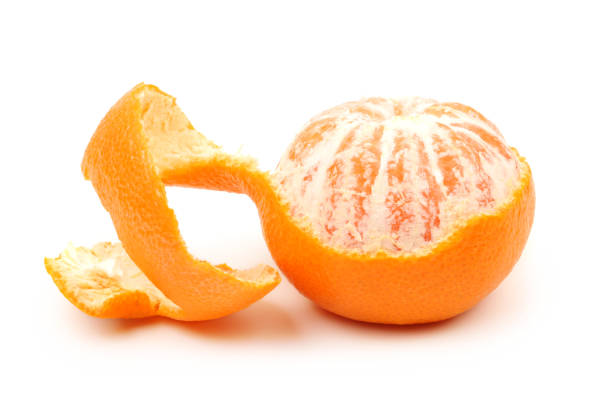 타인과 오렌지 또는 귤 흰색 배경에 고립 - peeled orange fruit tangerine 뉴스 사진 이미지