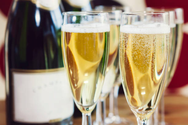 istock Fizzing champagne in champagne flutes 912923356