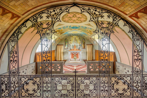 a capela italiano, uma capela católica construída durante a segunda guerra mundial por prisioneiros italianos, localizado no cordeiro holm nas ilhas orkney, escócia. - scotland orkney islands chapel italian culture - fotografias e filmes do acervo