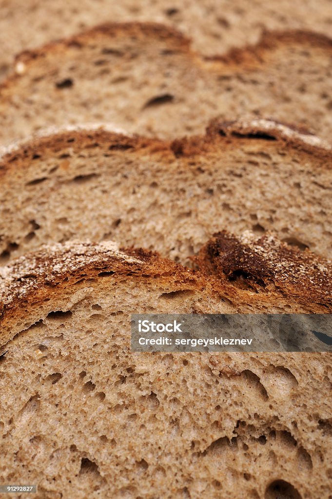 Textura de una oscura frescas en rodajas pan - Foto de stock de Alimento libre de derechos