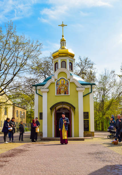 kazanie wielkanocne w pobliżu małego kościoła. - cleric traditional culture spirituality religion zdjęcia i obrazy z banku zdjęć