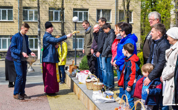 konsekracja wielkanocna z wodą święconą. - cleric traditional culture spirituality religion zdjęcia i obrazy z banku zdjęć