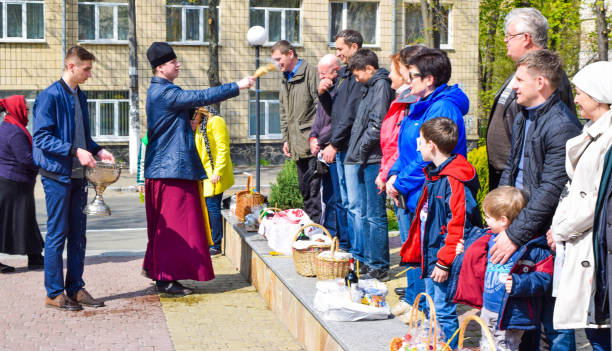 konsekracja wielkanocna z wodą święconą. - cleric traditional culture spirituality religion zdjęcia i obrazy z banku zdjęć