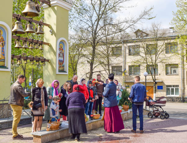 konsekracja wielkanocna z wodą święconą. - cleric traditional culture spirituality religion zdjęcia i obrazy z banku zdjęć