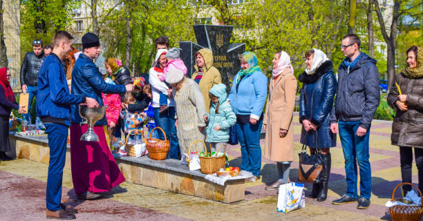 konsekracja wielkanocna z wodą święconą. - cleric traditional culture spirituality religion zdjęcia i obrazy z banku zdjęć