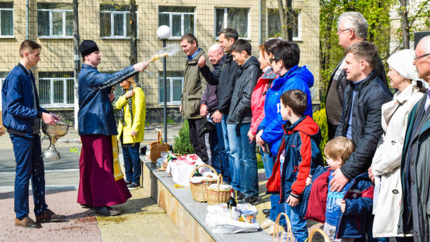 konsekracja wielkanocna z wodą święconą. - cleric traditional culture spirituality religion zdjęcia i obrazy z banku zdjęć