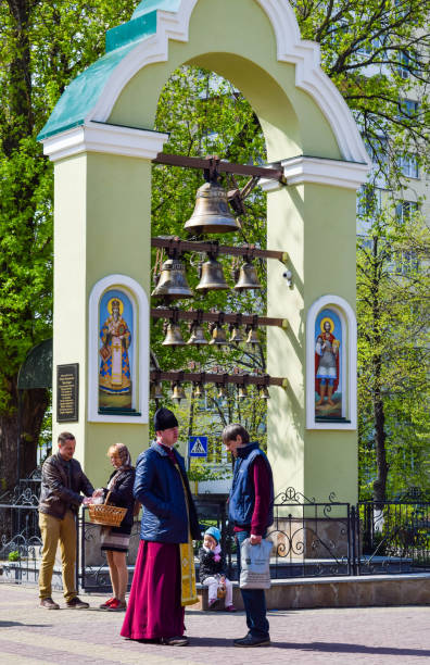 rozmowa z księdzem. - cleric traditional culture spirituality religion zdjęcia i obrazy z banku zdjęć