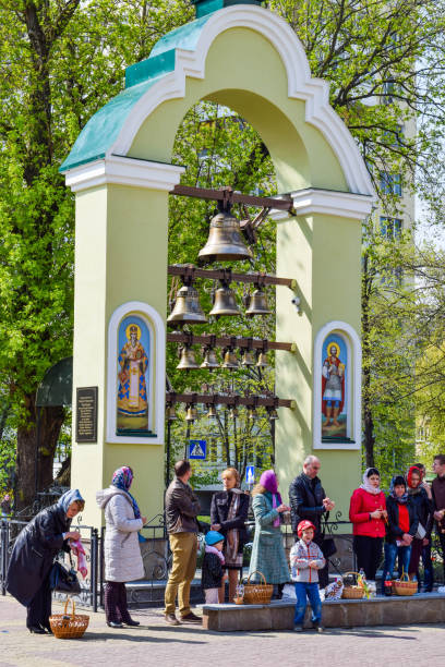 rozmowa z księdzem. - cleric traditional culture spirituality religion zdjęcia i obrazy z banku zdjęć