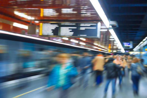 foto dinamica di persone che camminano in metropolitana - french metro foto e immagini stock