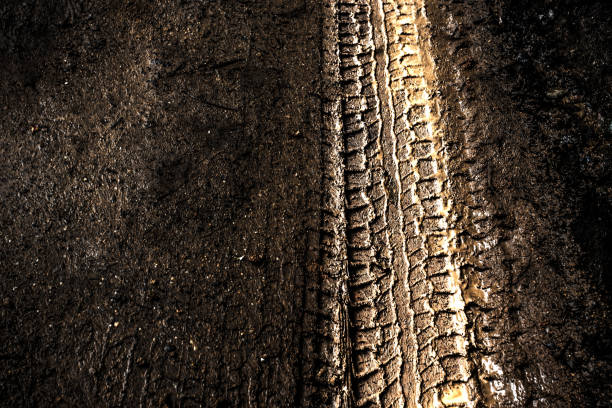 faixa de pneu na areia de terra ou lama, tom retrô, tom grunge, dirigir na areia, fora da pista de estrada - mud road tire track footpath - fotografias e filmes do acervo