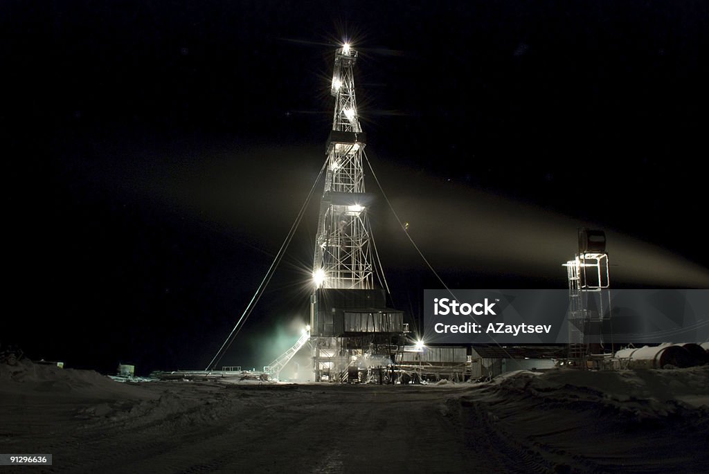 Piattaforma di perforazione a notte. Inverno. - Foto stock royalty-free di Notte
