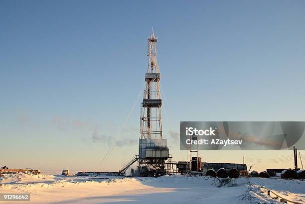 Invierno Torre Perforadora Foto de stock y más banco de imágenes de Invierno - Invierno, Petróleo, Rusia