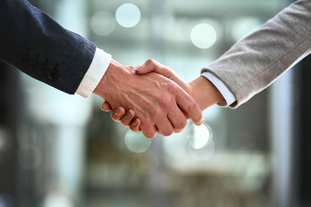 collabora con persone che fanno la differenza - handshake human hand business relationship business foto e immagini stock