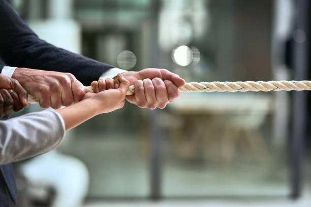 não há nenhum desafio de negócios que não pode ser derrotado com trabalho em equipe - rope pulling - fotografias e filmes do acervo