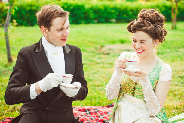 arystokraci piją herbatę - period costume obrazy zdjęcia i obrazy z banku zdjęć