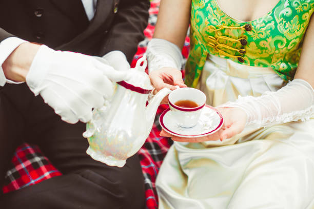 аристократы пьют чай - renaissance period стоковые фото и изображения