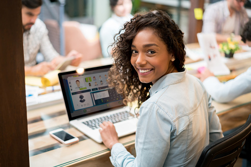 Mujer de negocios informal trabajando en línea en un espacio de coworking photo