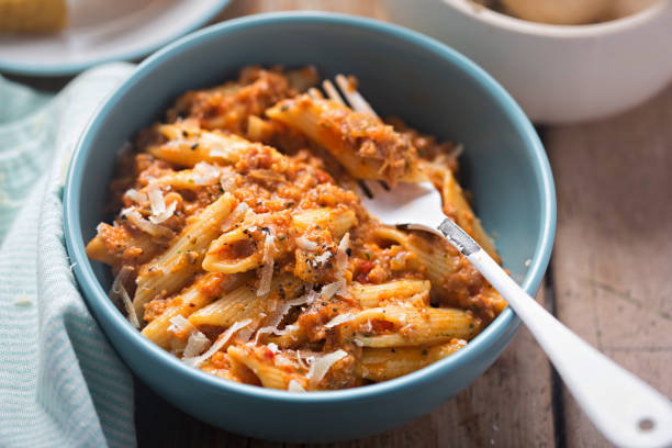 italian tuscan sausage penne in tomato sauce - sausagemeat imagens e fotografias de stock