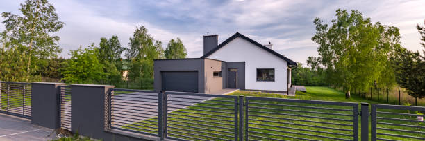 istock House with fence and garage 913010292